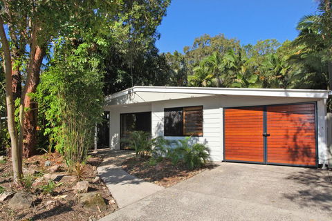 FABULOUS HOLIDAY HIDEAWAY - COOLUM BEACH - New Castle Holiday 3