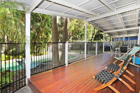 FABULOUS HOLIDAY HIDEAWAY - COOLUM BEACH - New Castle Holiday 1