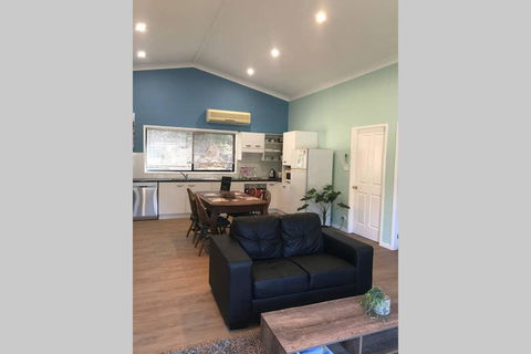 FAIRVIEW COTTAGE 25B - Waterfront Accommodation - New Castle Holiday 3