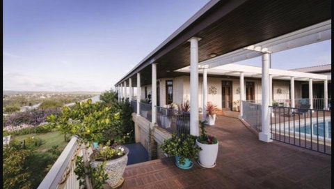 Fairway Manor Accomodation - New Castle Holiday 0