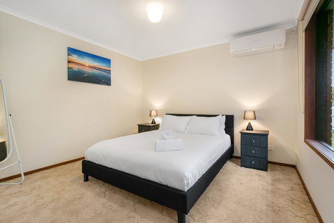 Family Getaway - Walk To Bay Beach - New Castle Holiday 3