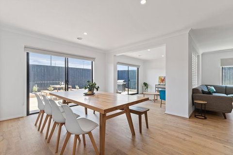 Family Holiday Paradise - New Modern Beach House - New Castle Holiday 3