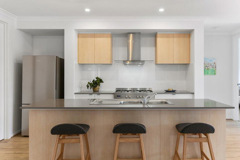 Family Holiday Paradise - New Modern Beach House - New Castle Holiday 1