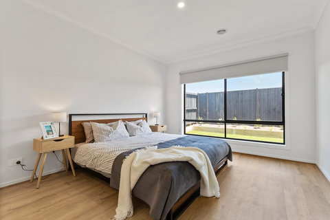 Family Holiday Paradise - New Modern Beach House - New Castle Holiday 2