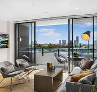 Family Unit with Parking Balcony Pool near Beach - New Castle Holiday