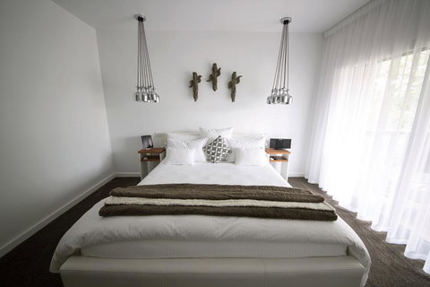 Feathertop Winery - New Castle Holiday 0