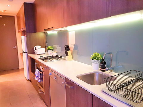 FITZROY FANTASTIC 1BR APT With FREE WINE, NETFLIX, WIFI, Close To TRAMS, COLES - New Castle Holiday 2