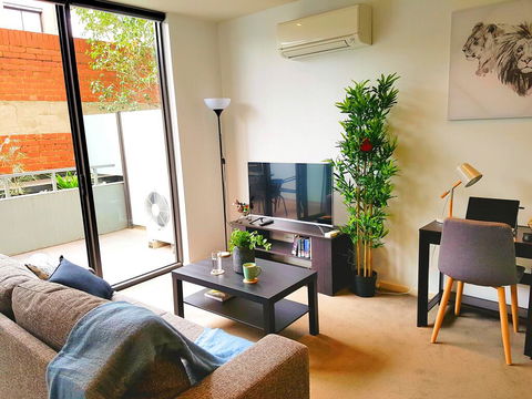 FITZROY FANTASTIC 1BR APT With FREE WINE, NETFLIX, WIFI, Close To TRAMS, COLES - New Castle Holiday 0