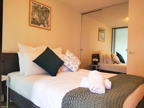 FITZROY FANTASTIC 1BR APT With FREE WINE, NETFLIX, WIFI, Close To TRAMS, COLES - New Castle Holiday 1