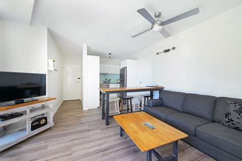 Flynns Beach Apartments 4, 41 Pacific Drive - New Castle Holiday 0