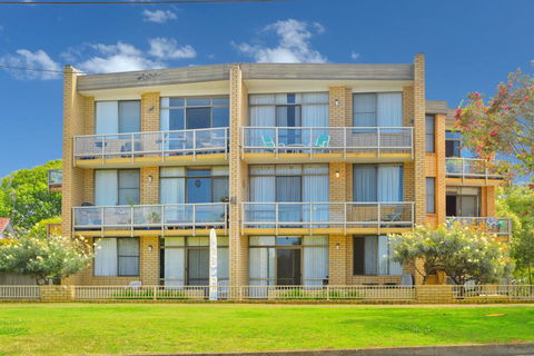 Flynns Beach Apartments 4, 41 Pacific Drive - New Castle Holiday 3