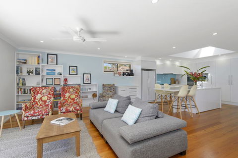 Flynns Beach Retreat - New Castle Holiday 3