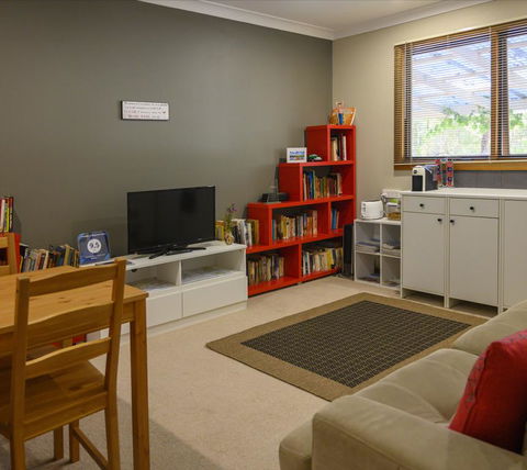 Friends At McLaren Vale - New Castle Holiday 0