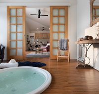 Gables Bend Spa Villa - New Castle Holiday