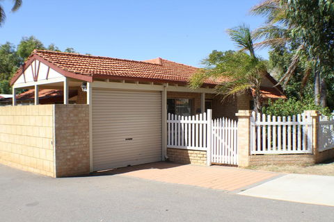 Geraldton Luxury Retreat 2 - New Castle Holiday 0