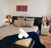 GIRLS ONLY. Large bedroom with KING bed close to everything - New Castle Holiday