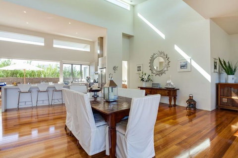 Glamour On Gulls - New Castle Holiday 1