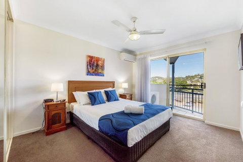 Golden Riviera Absolute Beachfront Resort - New Castle Holiday 3