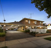 Golden Square Motor Inn - New Castle Holiday