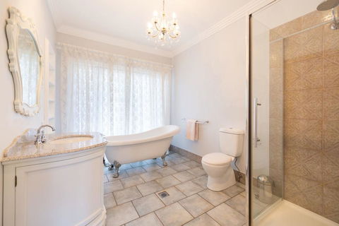 Gorgeous Alma St Villa - New Castle Holiday 3