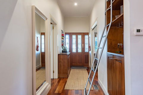 Gorgeous Family Retreat - New Castle Holiday 3