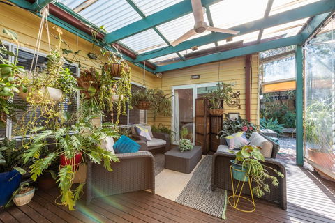 Gorgeous Family Retreat - New Castle Holiday 0