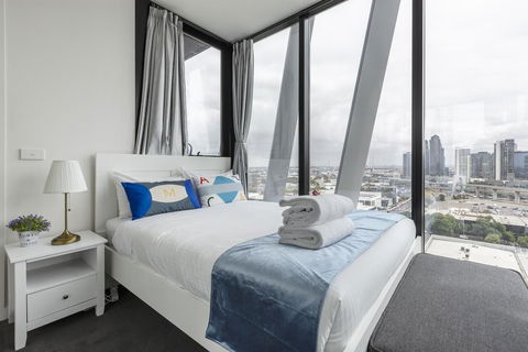 Gravity DefyingLight Filled ApartmentBay To City ViewsRooftop DeckHot TubNetflix - New Castle Holiday 1