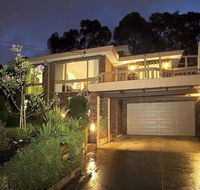 Great Views/Location 5 bedrooms in Glen Waverley - New Castle Holiday