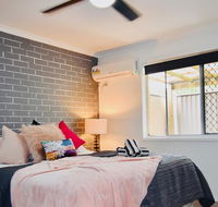 Grey Brick Apartment - New Castle Holiday