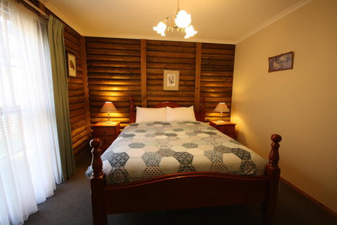 Halls Gap Log Cabins - New Castle Holiday 3
