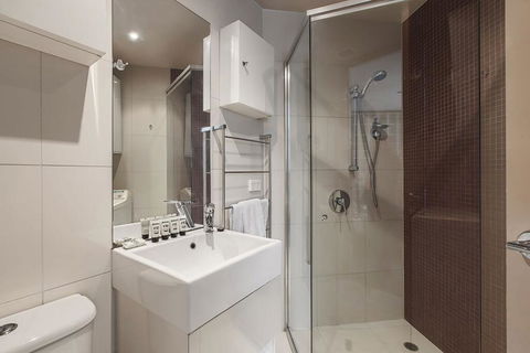 Heart Of Sandringham Apartment By Ready Set Host - New Castle Holiday 3