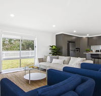 Heartland and Burrows - 450m to beach - New Castle Holiday