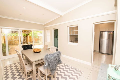 Heritage Bowen Terrace 3 Bed, 2 Bath - Walk To CBD - New Castle Holiday 1