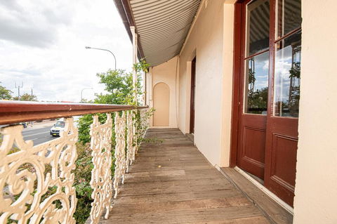 Heritage Bowen Terrace 3 Bed, 2 Bath - Walk To CBD - New Castle Holiday 3