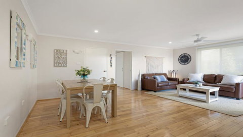 Hibiscus Court 2 - Forster Main Beach! - New Castle Holiday 1