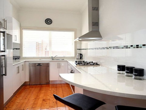 Hidden Gem In Cafe Strip! Chadstone + King Bed - New Castle Holiday 1