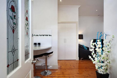 Hidden Gem In Cafe Strip! Chadstone + King Bed - New Castle Holiday 2