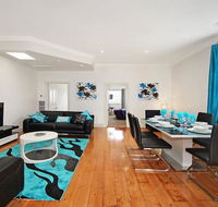 Hidden Gem in Cafe Strip Chadstone  King Bed - New Castle Holiday