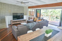 Hideaway At Hodgens Walk to Beach Happy Valley and Bulcock St With Backyard