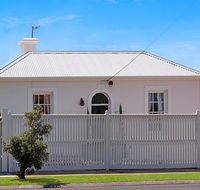 Historic Central Cottage In Warrnambool - New Castle Holiday