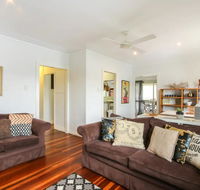 Homely Pembroke On The Park Cottage - New Castle Holiday