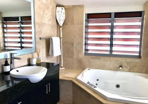 Jades On Lawson - New Castle Holiday 2