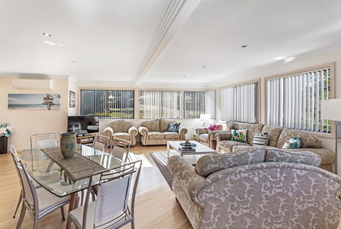 Karinya At Little Beach - Upstairs - New Castle Holiday 3