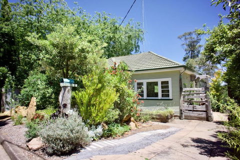 Katoomba Falls Cottage - New Castle Holiday 1