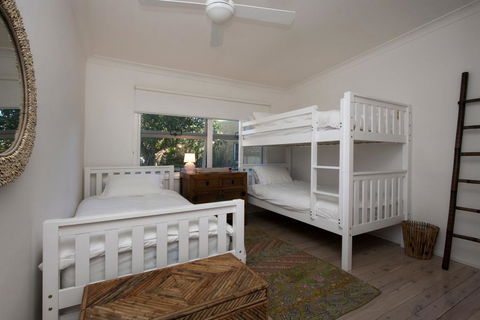 Kirby's Berrara Beach House - New Castle Holiday 1