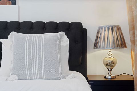 KOZYGURU Belrose Modern Designer 2 Bed + FREE Parking - New Castle Holiday 1