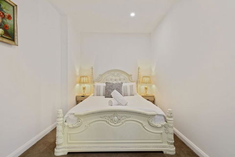 KOZYGURU Belrose Modern Designer 2 Bed + FREE Parking - New Castle Holiday 2