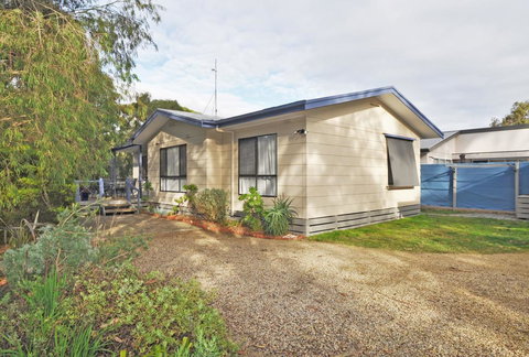 KYEEMA - FREE WIFI & NETFLIX - PET FRIENDLY (OUTSIDE ONLY) - New Castle Holiday 0