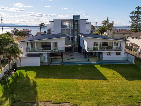 Lakes Resort - New Castle Holiday 0