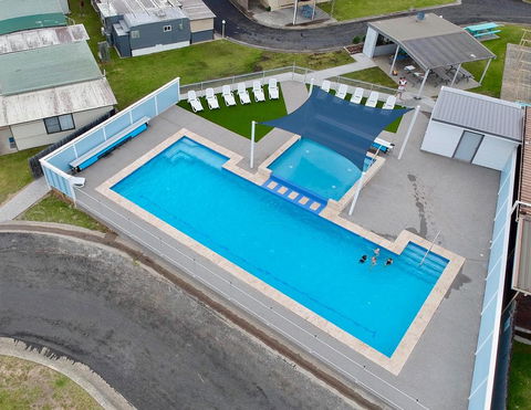 Lakeside Cabins & Holiday Village - New Castle Holiday 1